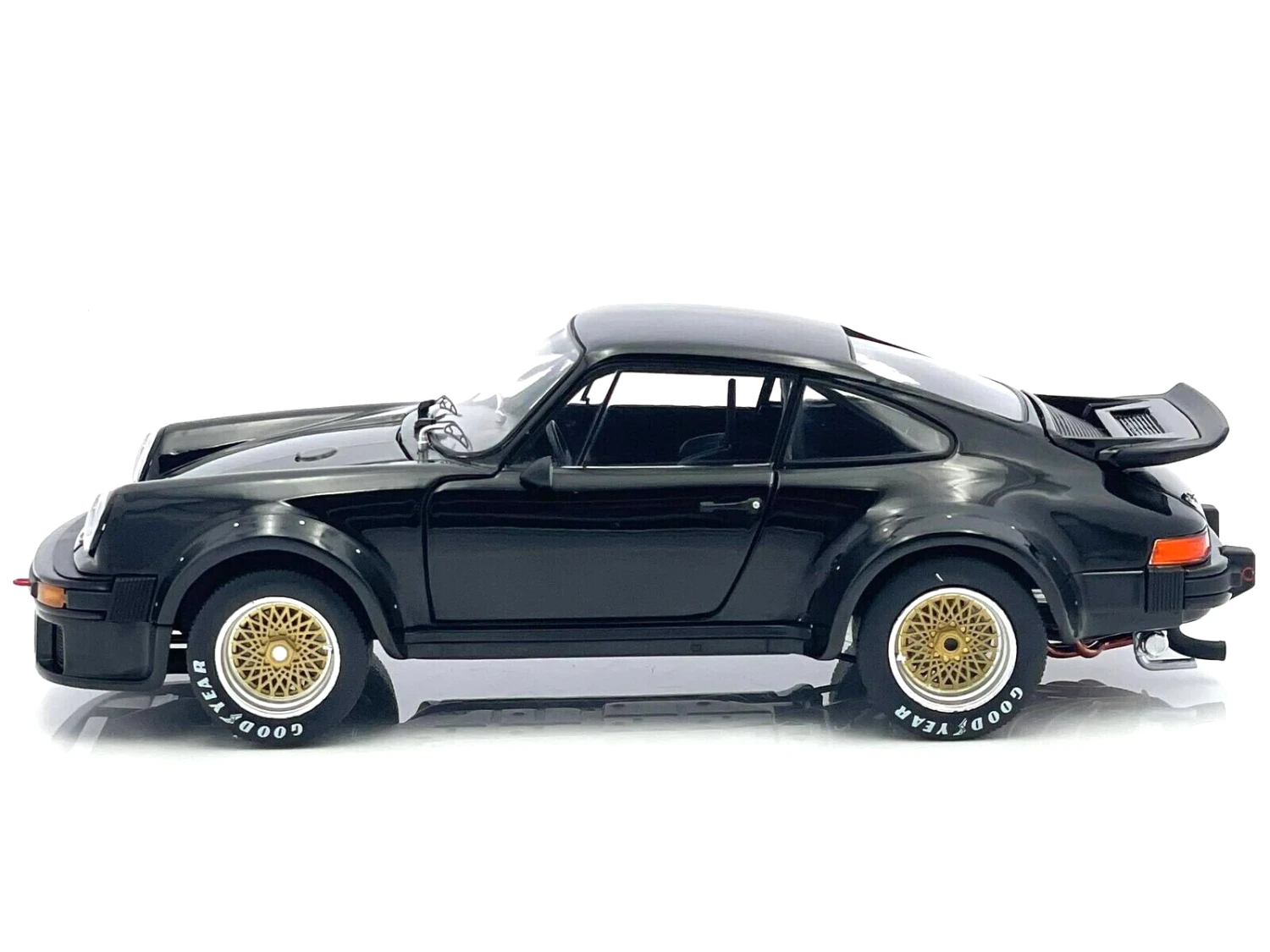 Schuco 450034300 (1:18) 1976 Porsche 934 RSR Coupe - Black 4 Schuco 450034300 (1:18) 1976 Porsche 934 RSR Coupe - Black - Image 4